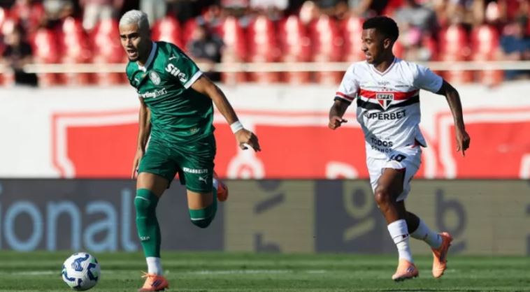 Palmeiras vence São Paulo de virada e assume liderança do Brasileirão