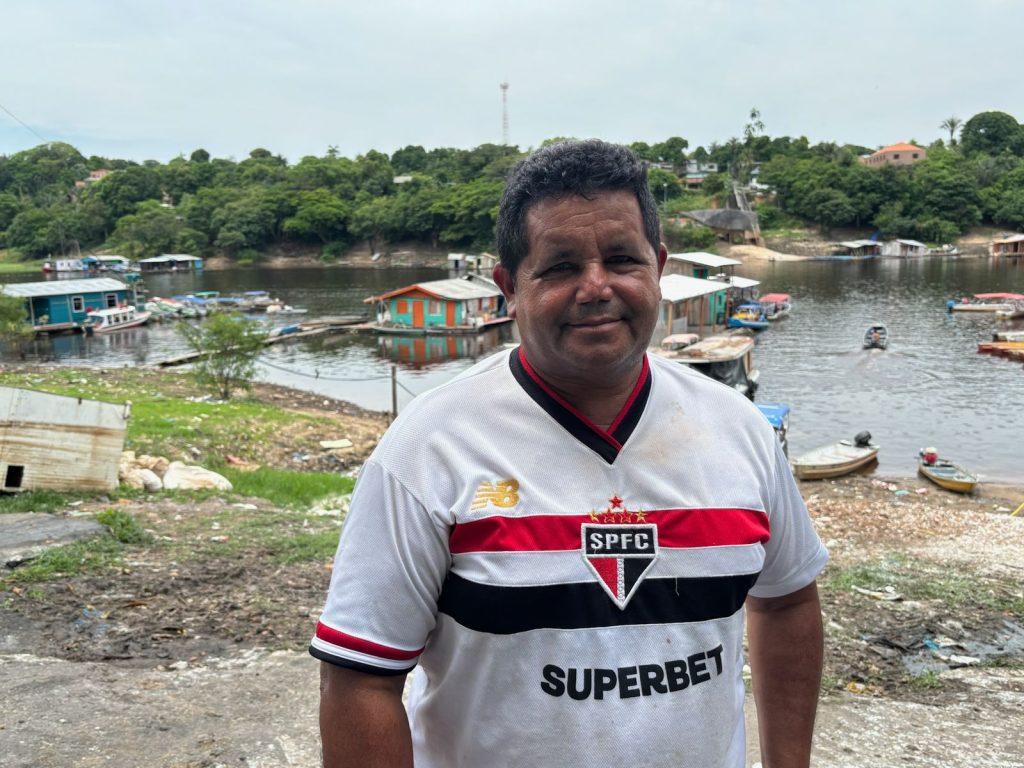Pescador Antônio Vasconcelos, no Lago do Aleixo, zona Leste de Manaus, olhando para a câmera, com camiseta do São Paulo