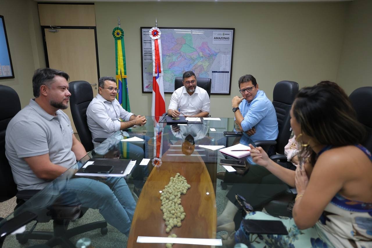 Wilson Lima assina ordem de serviço para obras de pavimentação em Barreirinha