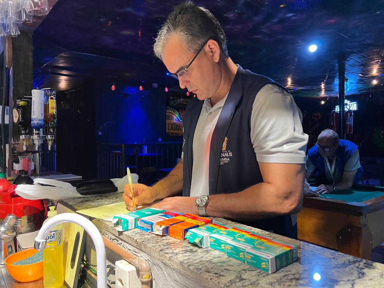 Fiscalização encontra adolescentes bebendo e tadalafila à venda em bares de Manaus