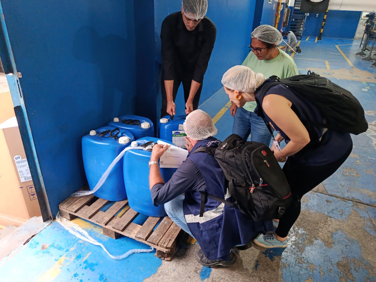 Operação contra metanol encontra garrafas com lacres frágeis em Manaus