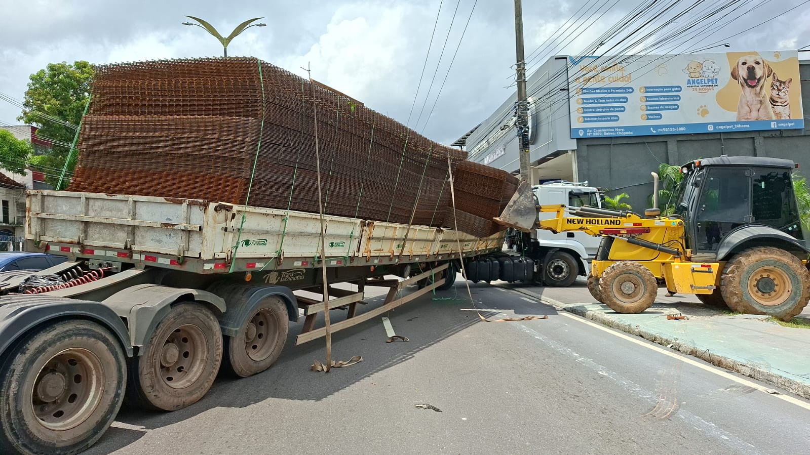 Carreta quase tomba na Constantino Nery com carga de vergalhões