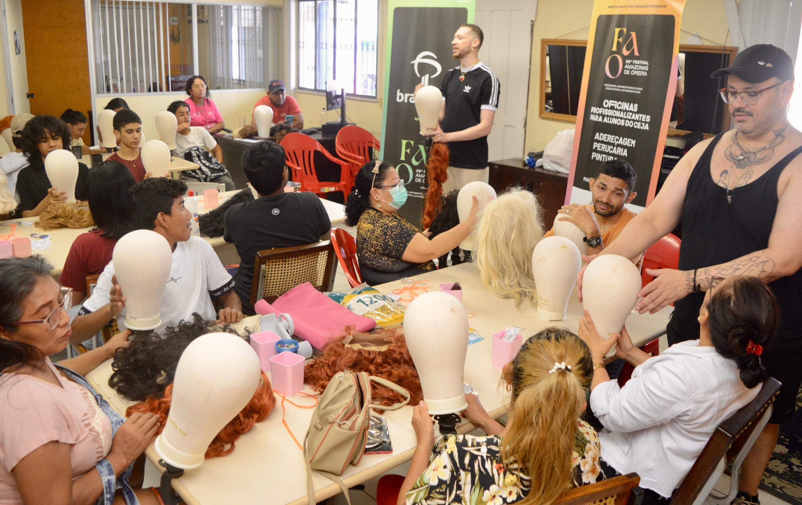 Oficina de perucaria leva arte e capacitação a alunos em Manaus