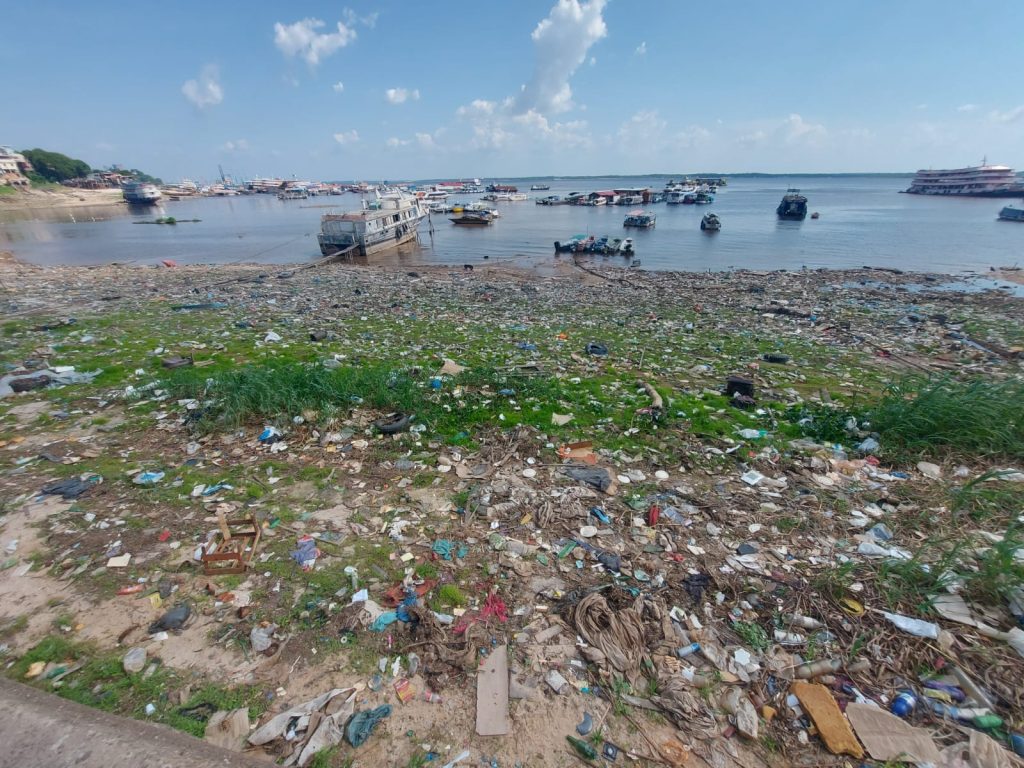 Igarapés despejam lixo na orla da Manaus Moderna e poluem o rio Negro