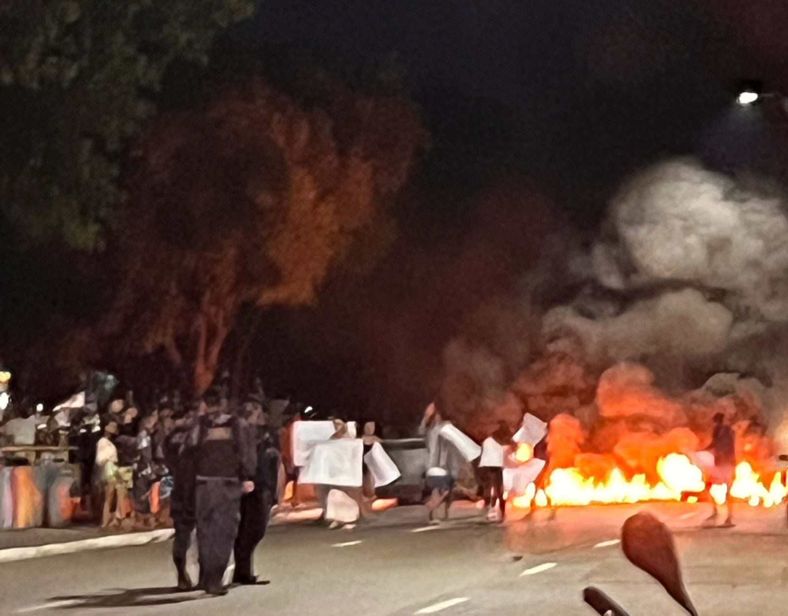 VÍDEOS: Protesto fecha Avenida Brasil após morte de jovem em ação policial em Manaus