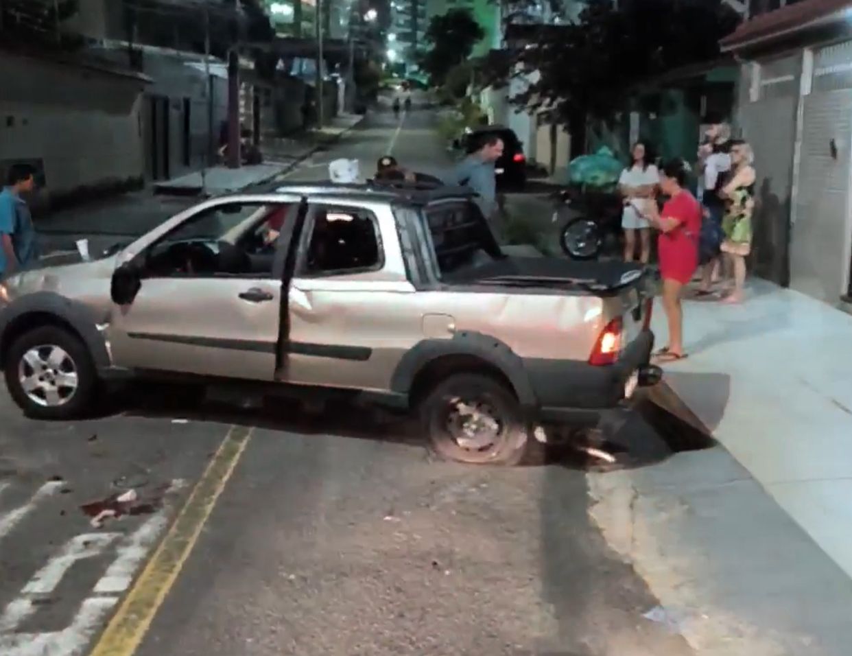 Colisão entre carros deixa feridos no bairro Dom Pedro, em Manaus