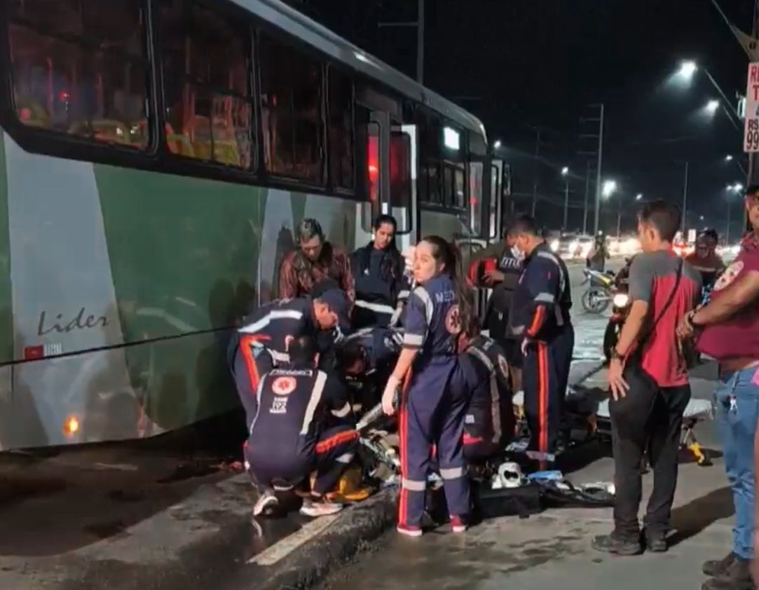 Mulher tem perna esmagada em grave acidente entre moto e ônibus em Manaus