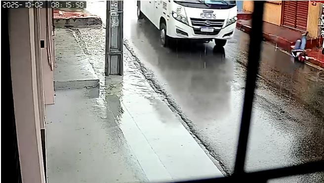 Vídeo mostra motociclista sendo arremessado após colisão com micro-ônibus em Manaus