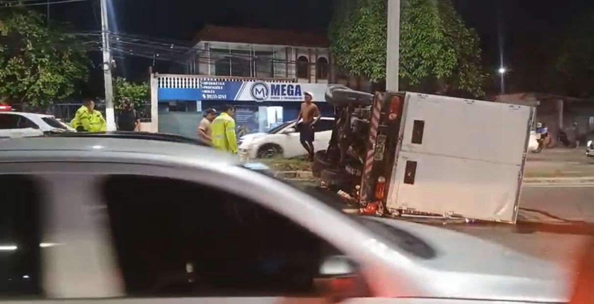 Caminhão carregado de cerveja capota e bloqueia avenida em Manaus