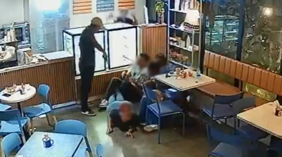 VÍDEO: Assaltantes rendem clientes e tocam o terror em cafeteria de Manaus