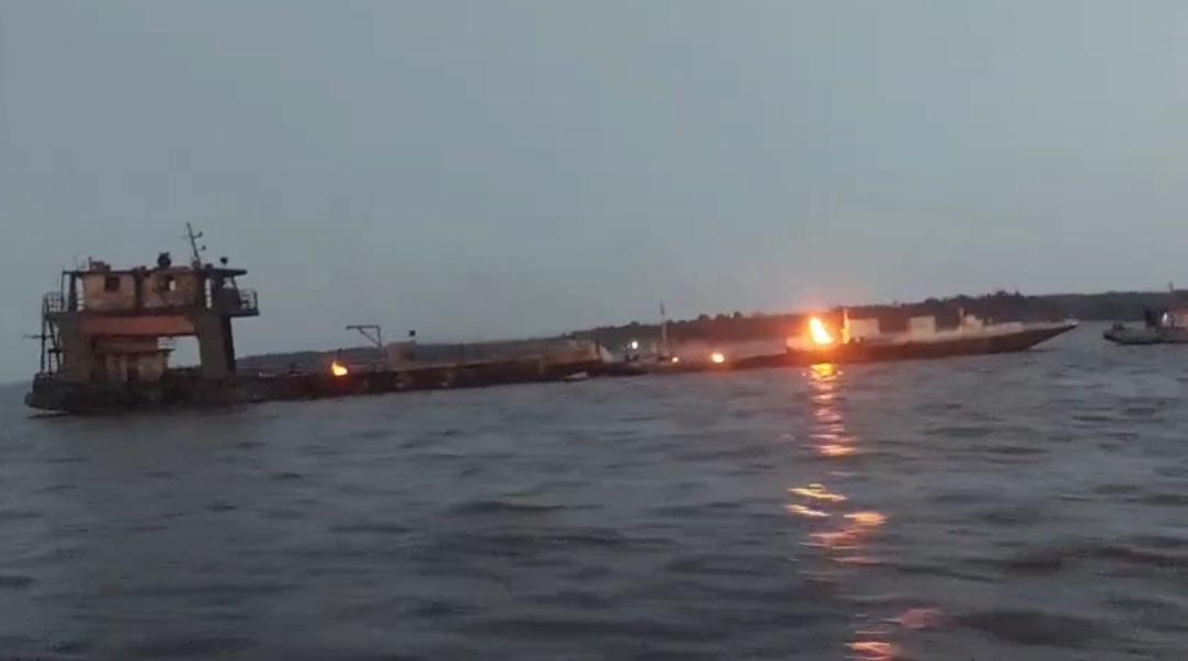 Ataque de piratas causa incêndio em três balsas com combustível em Manaus