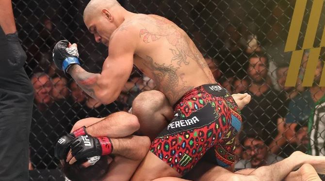 VÍDEO: Brasileiro Alex Poatan recupera cinturão do UFC com nocaute relâmpago