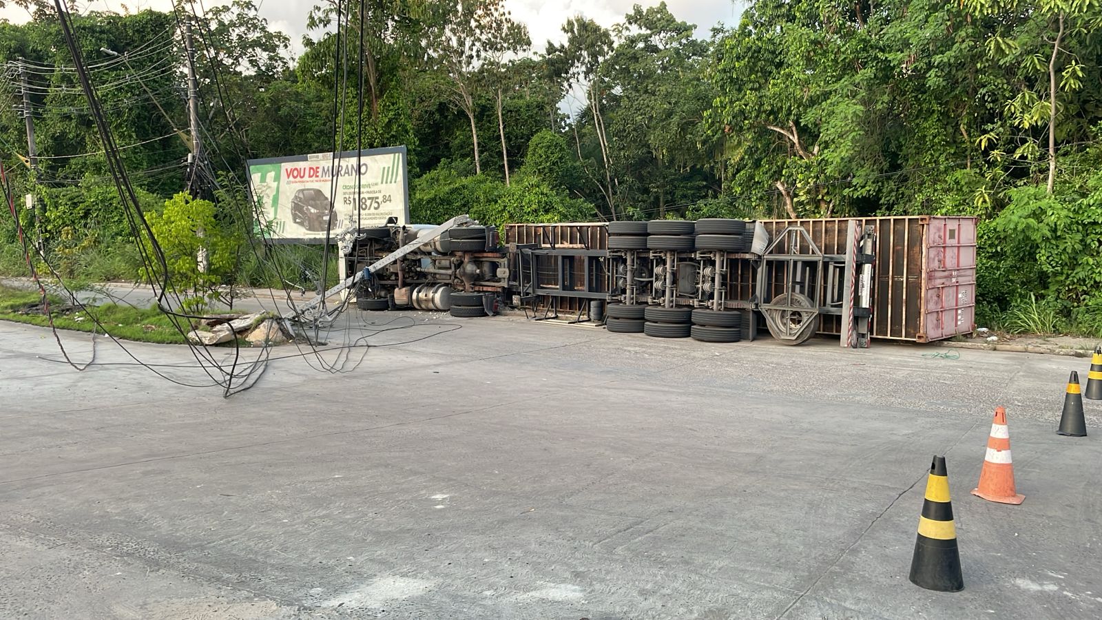 VÍDEO: Carreta tomba, derruba poste e causa princípio de incêndio em Manaus