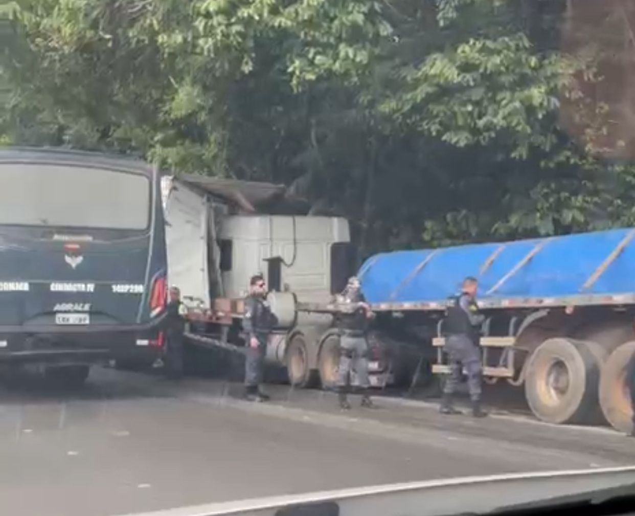 Carreta desgovernada atinge caminhão e deixa duas pessoas feridas em Manaus