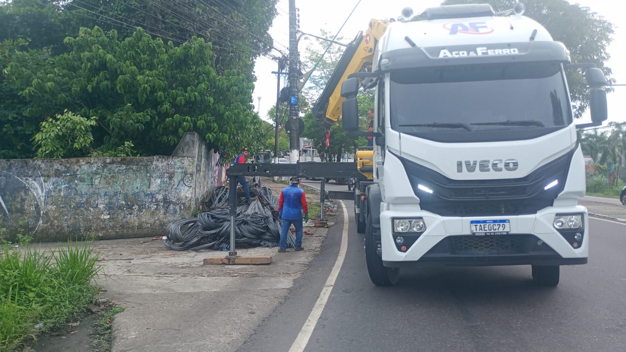 Trânsito na Avenida Ephigênio Salles é bloqueado após carga cair de carreta