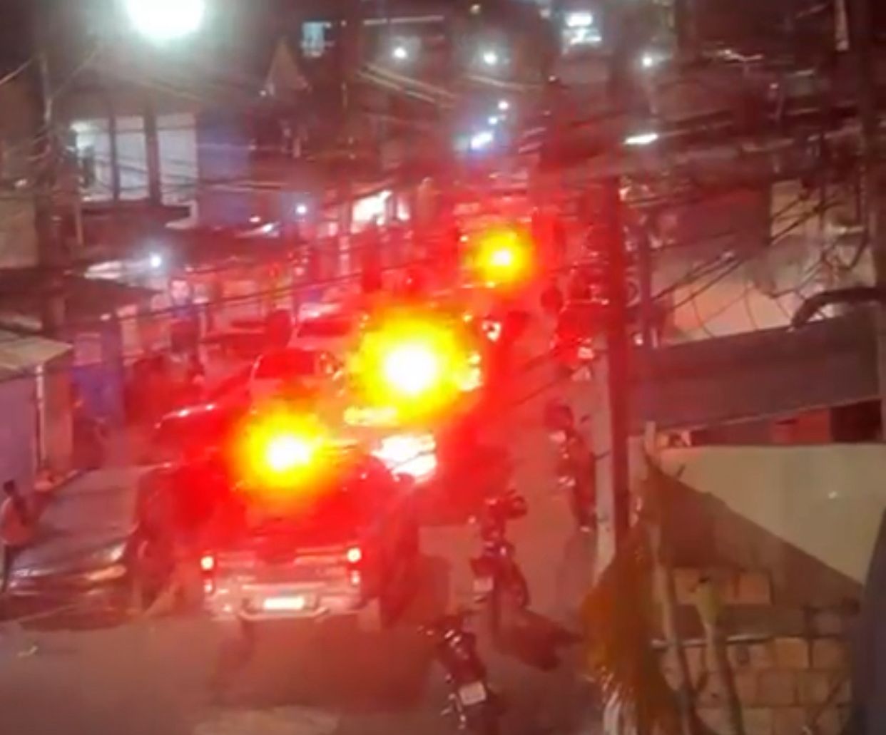 VÍDEO: Polícia impede CV de fechar rua na Compensa para homenagear mortos no RJ