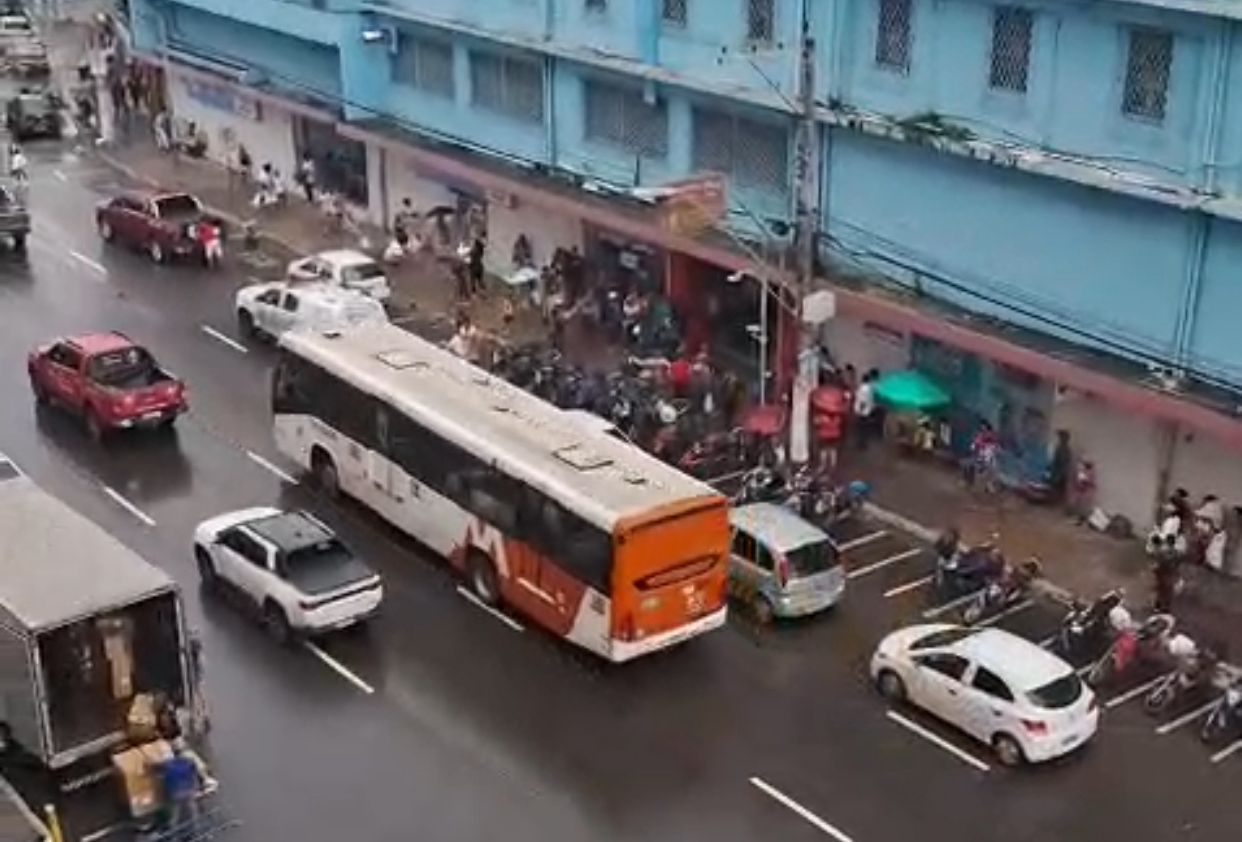 VÍDEO: Homem é agredido por grupo armado no Centro de Manaus