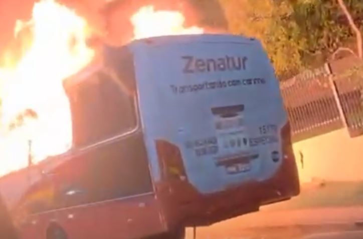 VÍDEO: Micro-ônibus de rota do Distrito pega fogo e fica destruído em avenida de Manaus