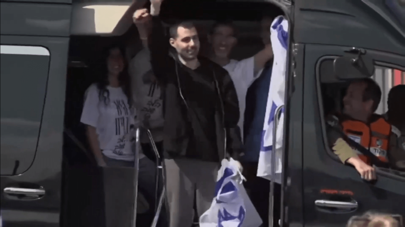 Israel liberta quase 2 mil palestinos em troca de reféns do Hamas