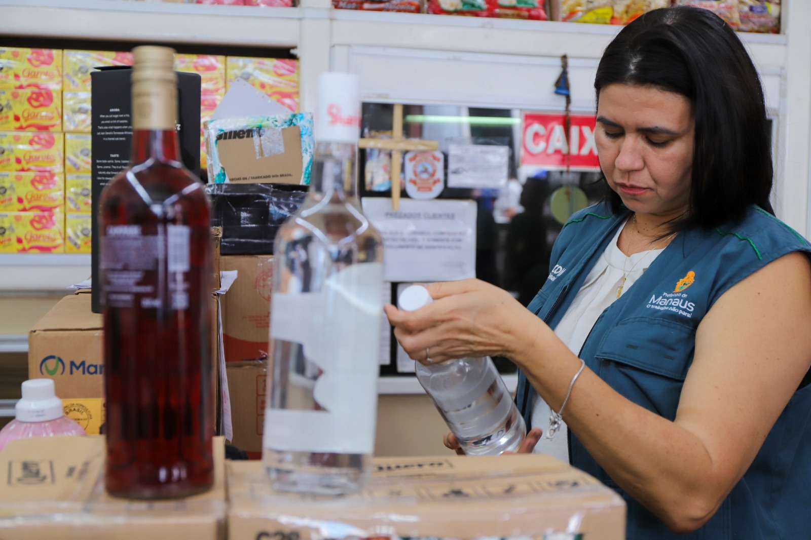 Fiscalização em Manaus apreende 13 mil litros de bebidas irregulares