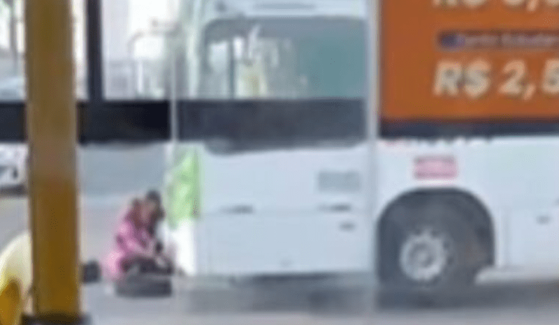 Motociclista fica ferido após colidir com ônibus na Zona Oeste de Manaus