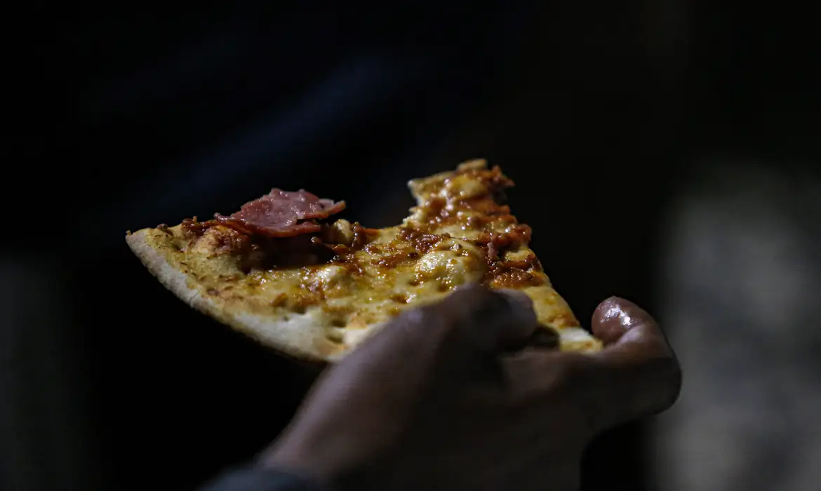 Investigação apura morte de mulher após comer pizza