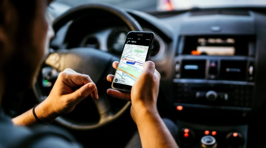 Mulher descobre rastreador em carro e leva ex à delegacia em Manaus