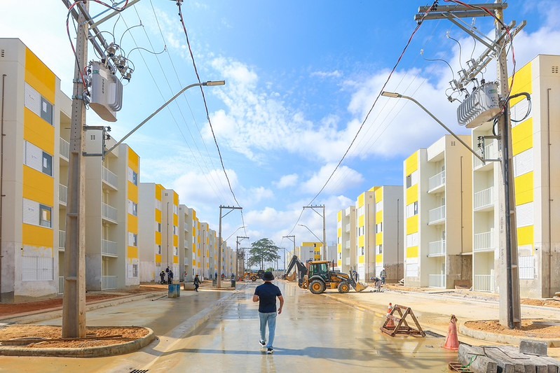 David Almeida vistoria obras do Residencial Carlos Braga em Manaus
