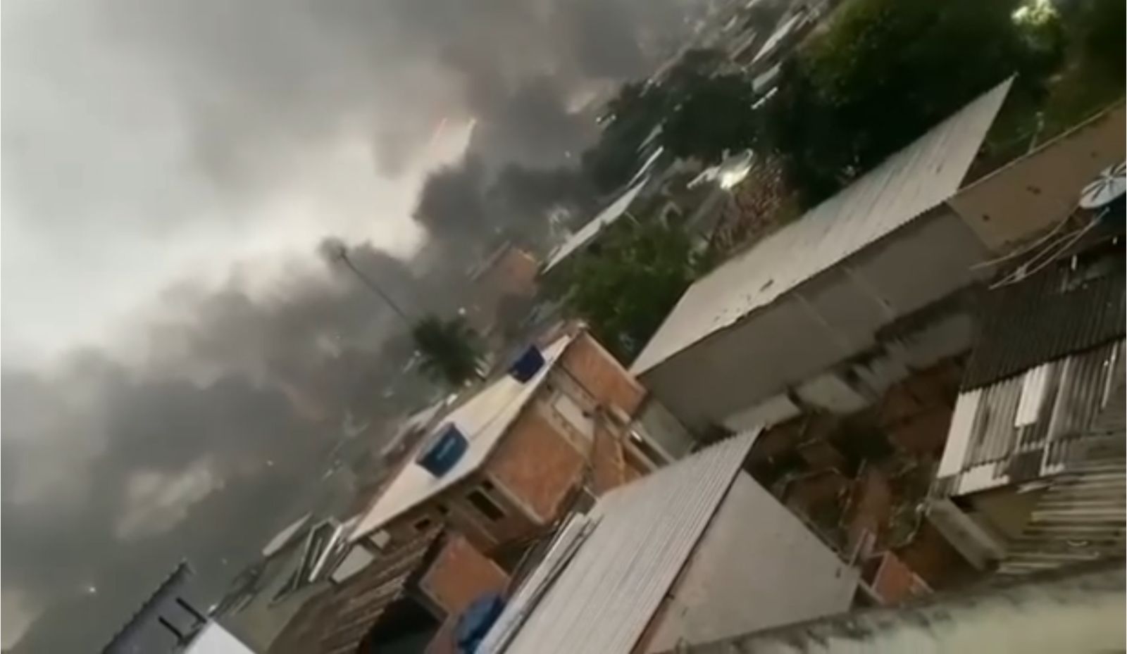 Vídeos mostram cena de guerra no Rio com drones e confrontos intensos