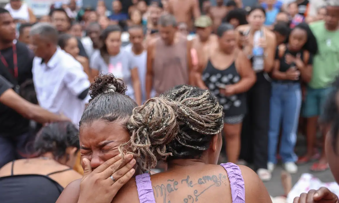 Ativistas denunciam ‘massacre’ em ação policial no Rio