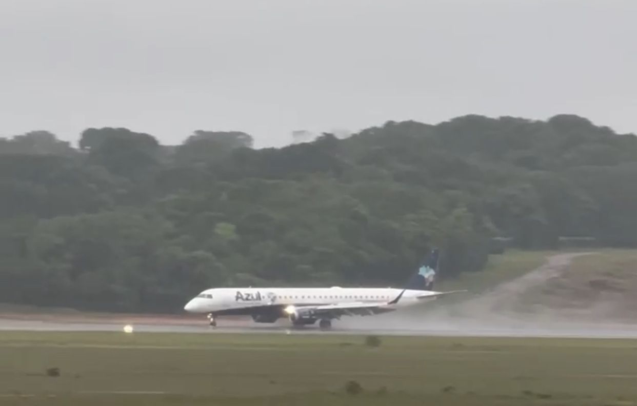 Avião faz pouso de emergência em Manaus durante forte chuva