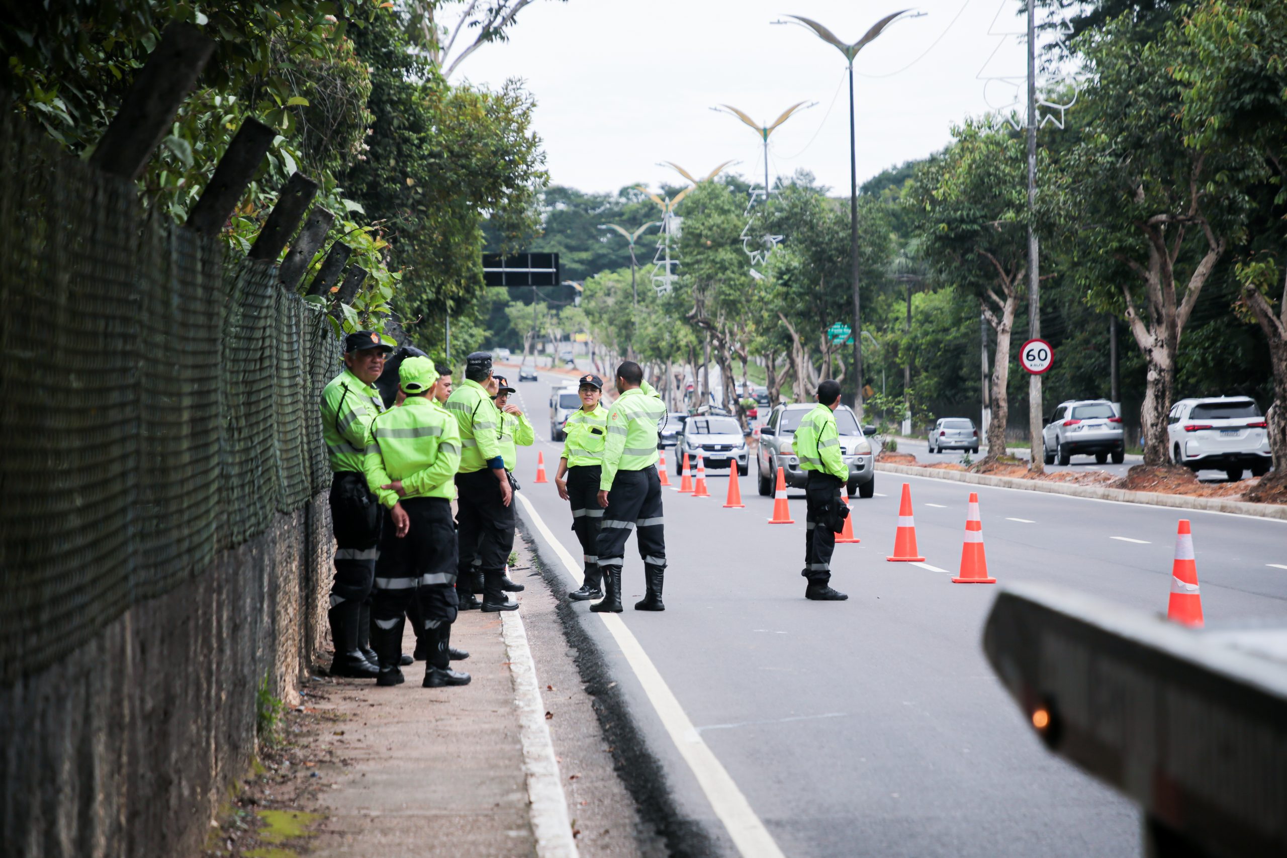 Operação retira 14 veículos das ruas e autua 63 por irregularidades em Manaus