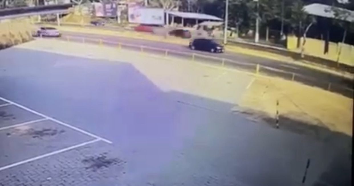 VÍDEO: Terceiro carro surge em suposto racha que matou duas pessoas em avenida de Manaus