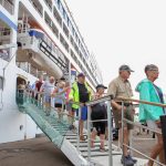 Primeiro navio da temporada de cruzeiros chega a Manaus com mais de 1,2 mil turistas