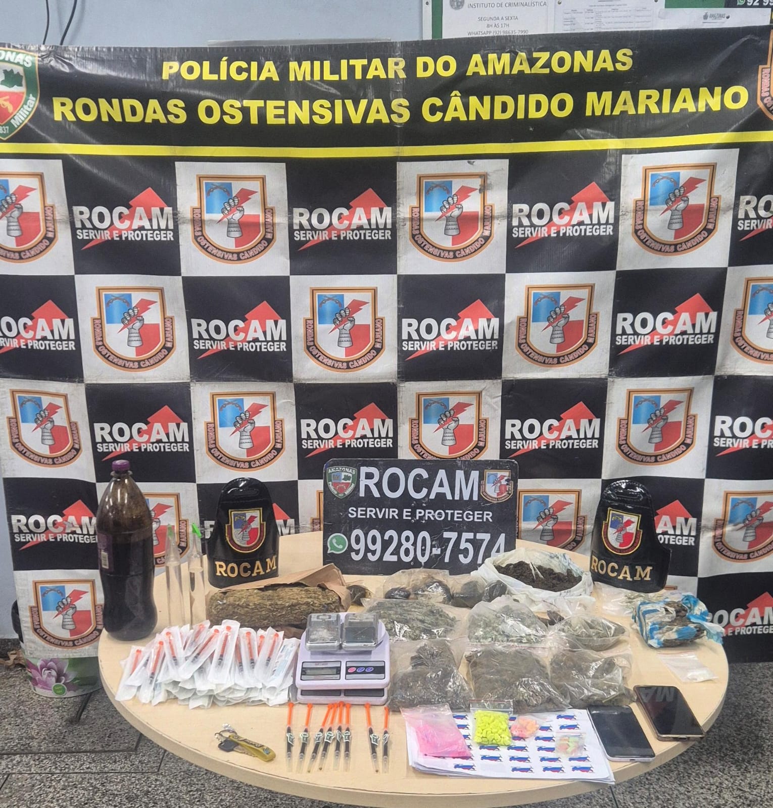 Dupla é presa com maconha, drogas sintéticas e líquida em condomínio de Manaus