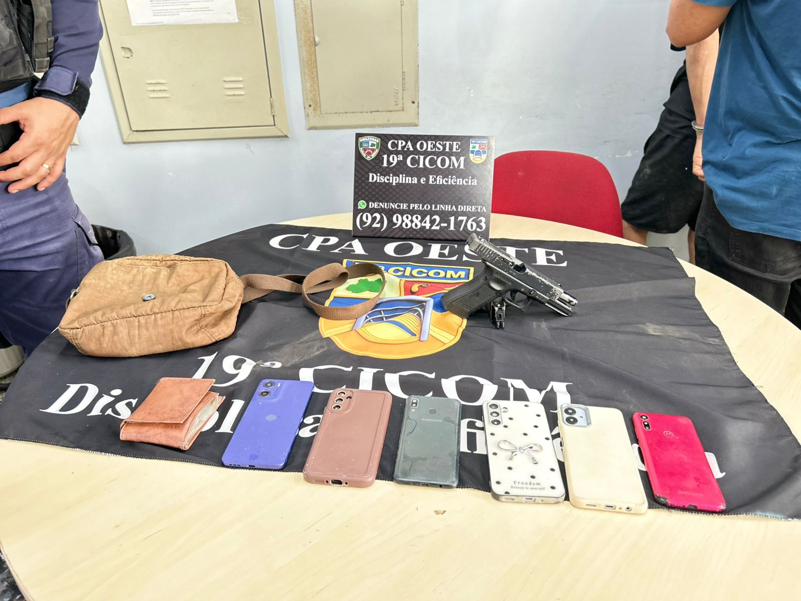 Assaltantes de ônibus são presos após roubarem celulares de passageiros em Manaus