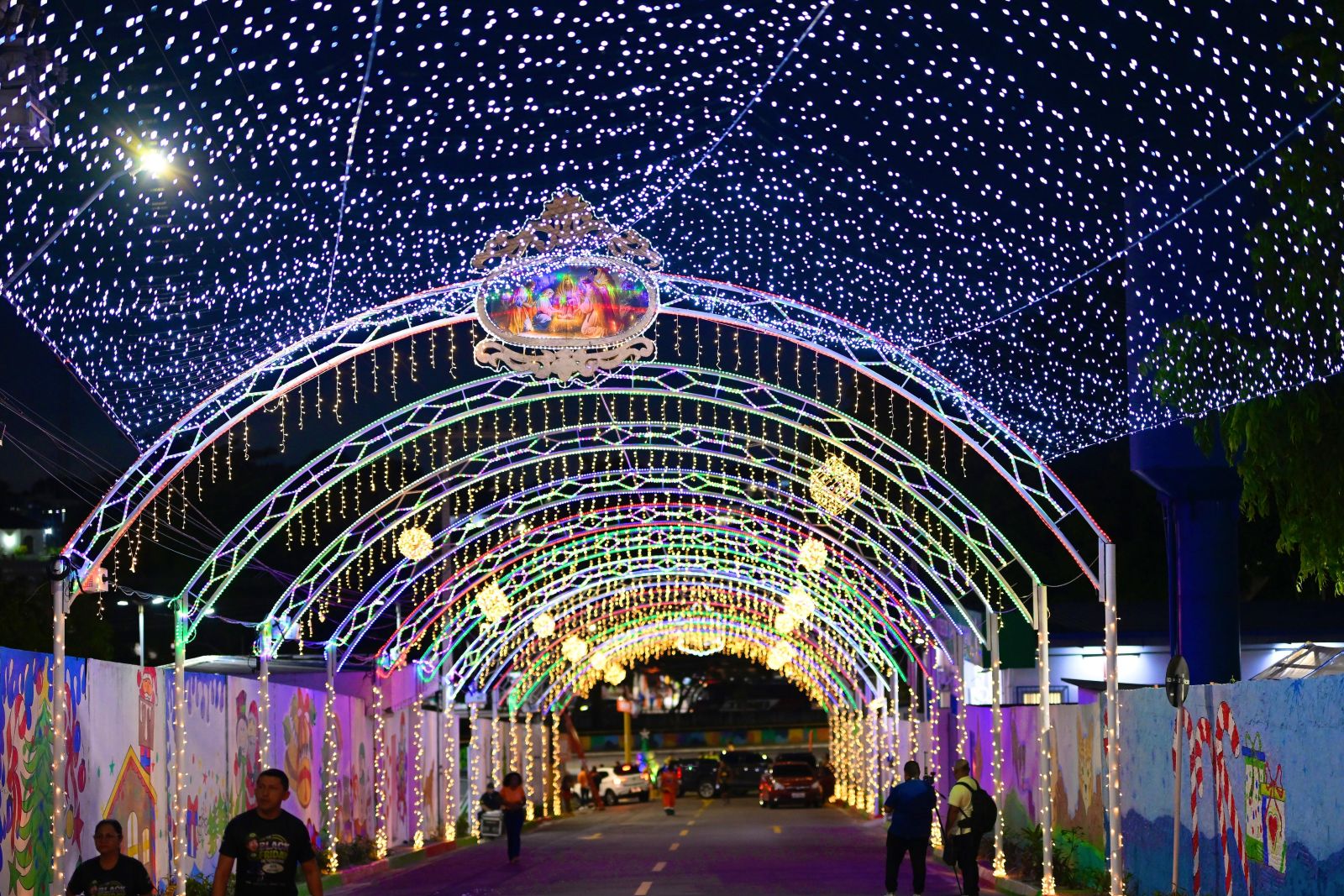 David Almeida inaugura corredor natalino da Semulsp