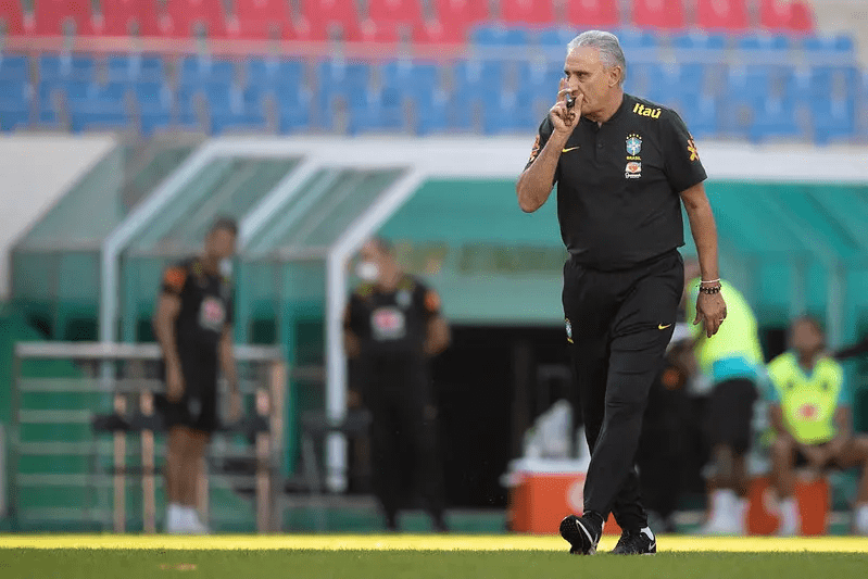Tite anuncia retorno ao futebol após pausa por crise de ansiedade