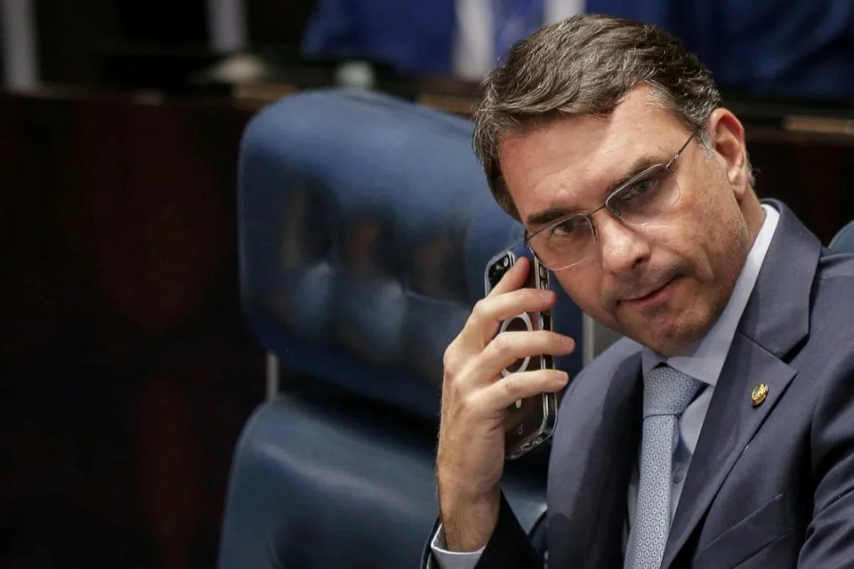 Flávio Bolsonaro vai atrás de ‘recall’ do pai em igrejas evangélicas