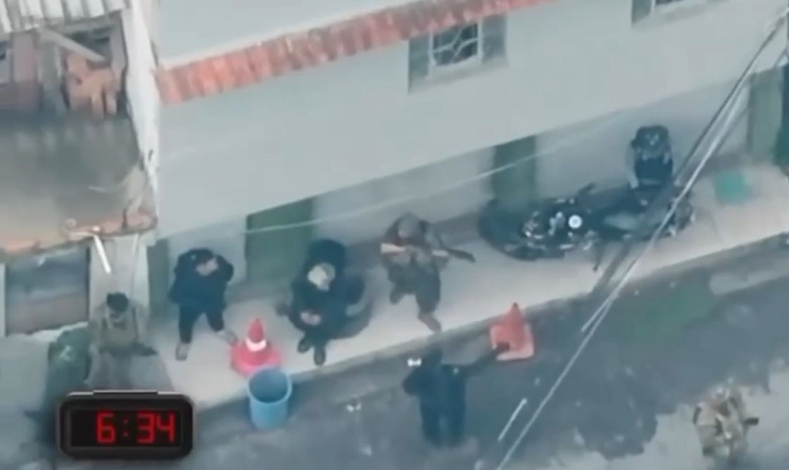 Novos vídeos mostram criminosos fortemente armados e resgate de policial na operação no Rio