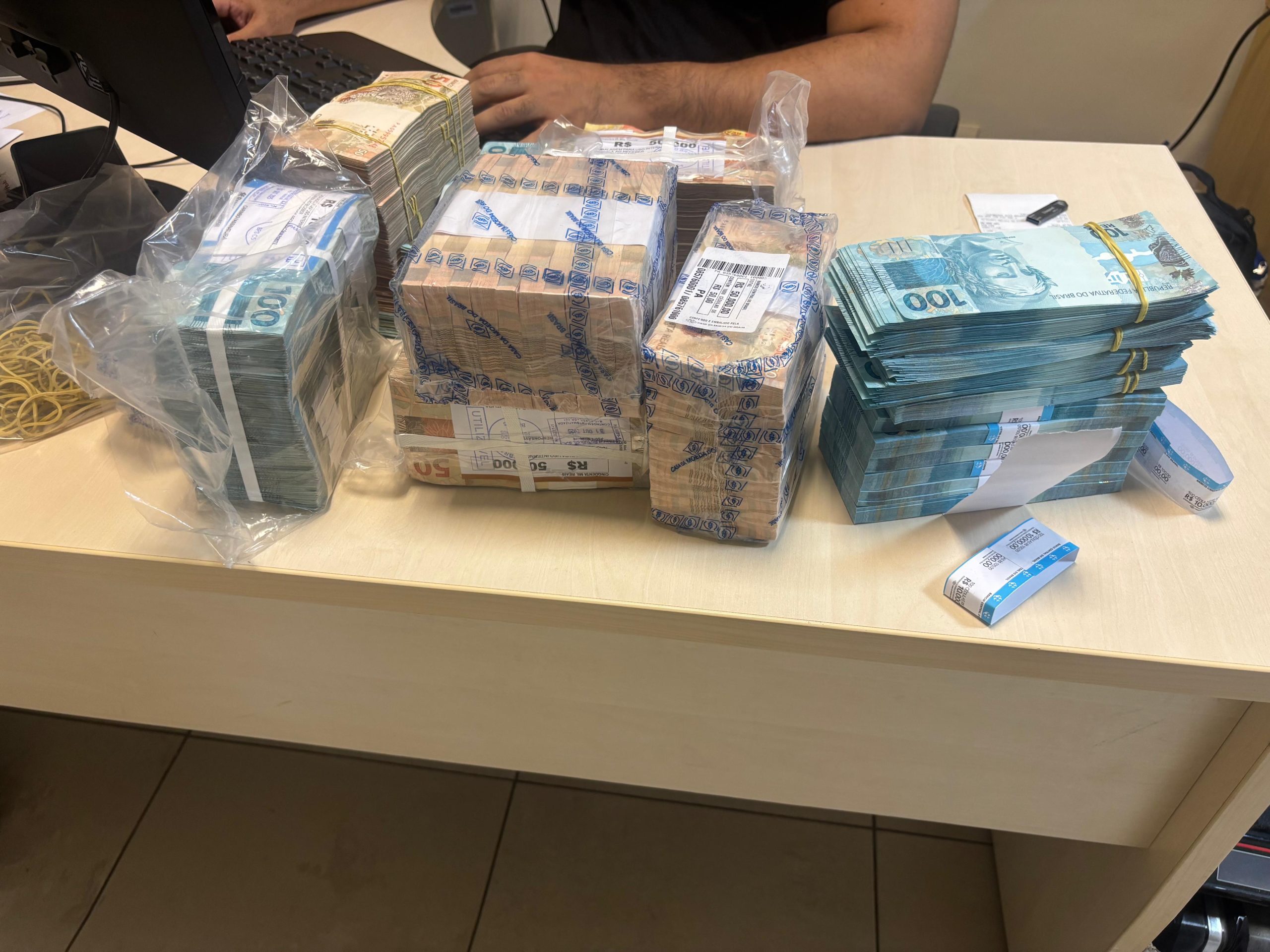 Operação em Manaus apreende mais de R$ 1 milhão em espécie ligado à lavagem de dinheiro