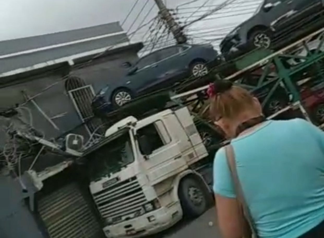 VÍDEO: Caminhão-cegonha atinge casa após perder controle e interdita avenida em Manaus