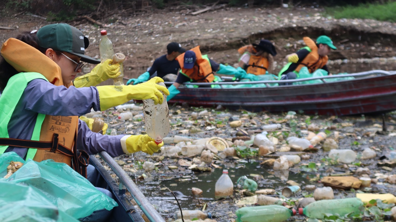 Mutirão retira 2,5 toneladas de lixo da foz do Igarapé do Gigante em Manaus