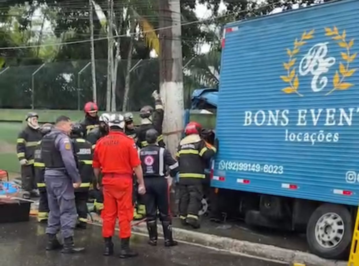 VÍDEO: Motorista fica preso às ferragens após caminhão colidir com postes em Manaus