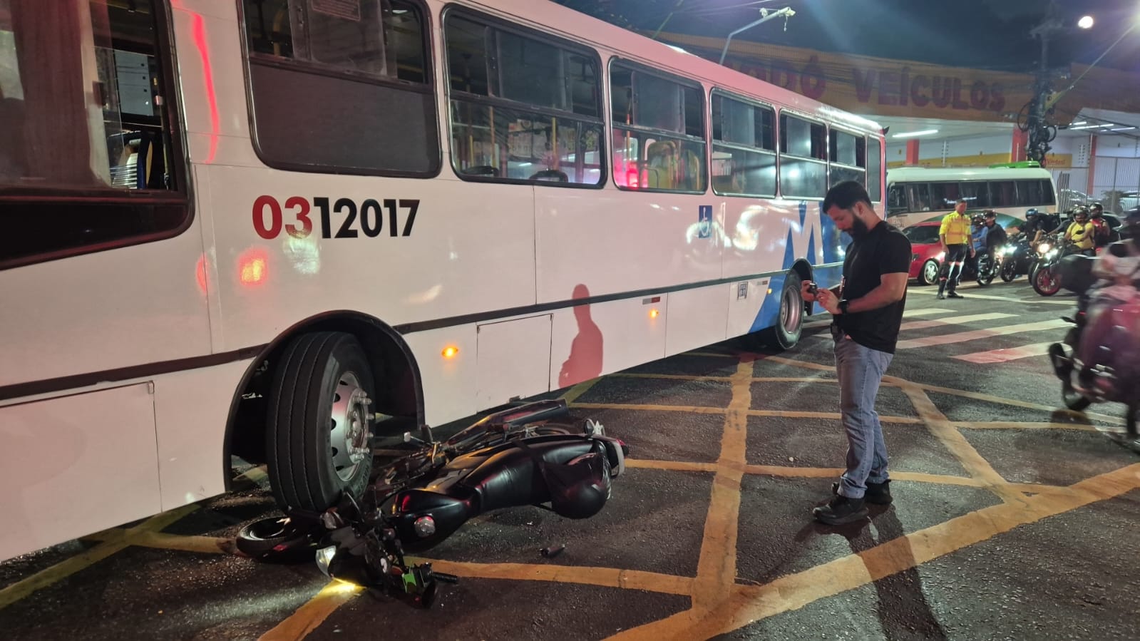 Motociclista é arrastado por ônibus após acidente na Mário Ypiranga, em Manaus