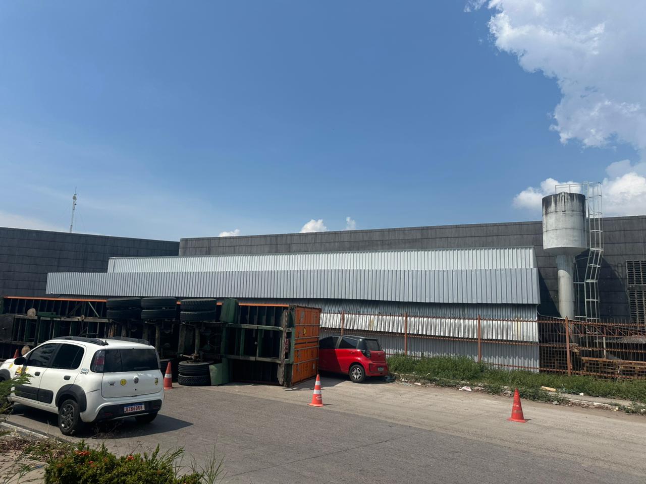 Carreta tomba na Bola da Gilette e causa congestionamento em Manaus