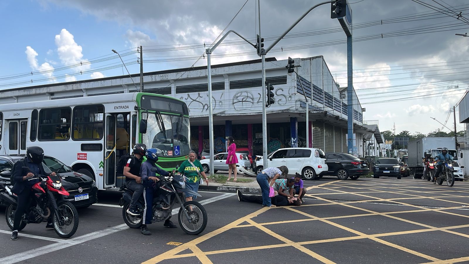 Motorista é atropelado por ônibus em Manaus ao descer de carro após engavetamento