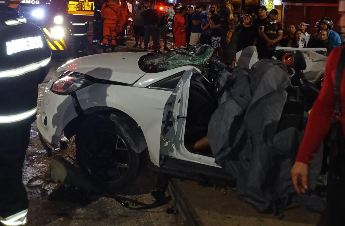 VÍDEOS: Dois homens morrem após carro capotar e bater em árvore na avenida Autaz Mirim