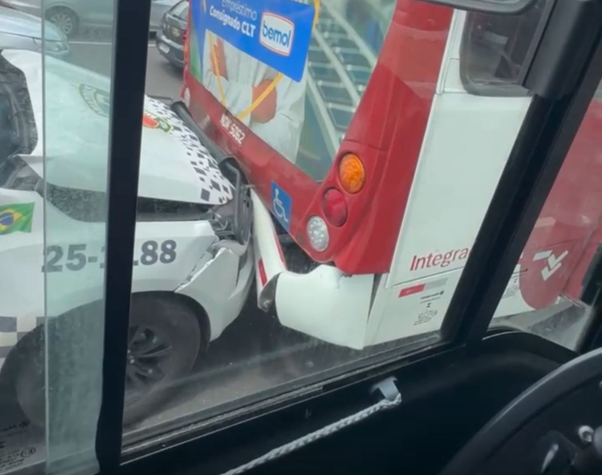 VÍDEO: Viatura da PM colide com ônibus no Centro de Manaus