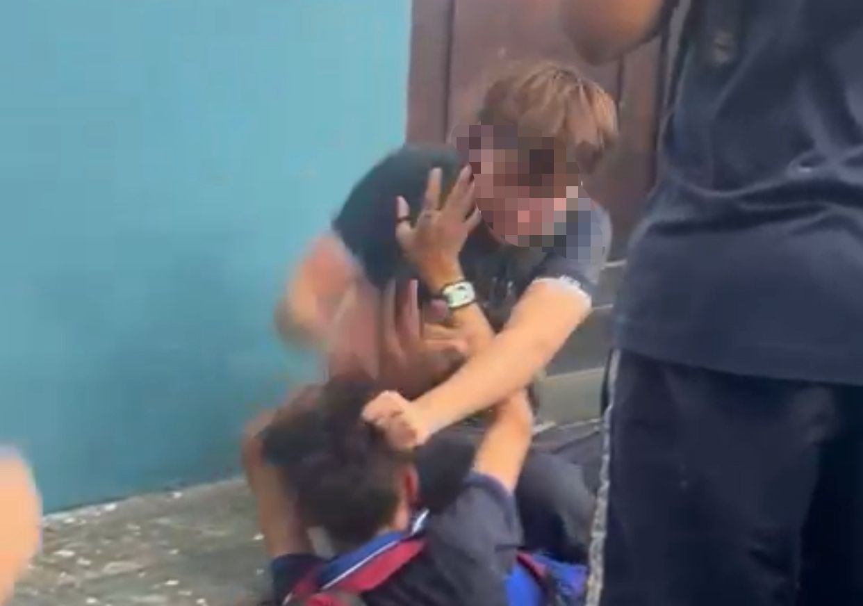 VÍDEO: Aluno é espancado por outro estudante em frente à escola no Centro de Manaus